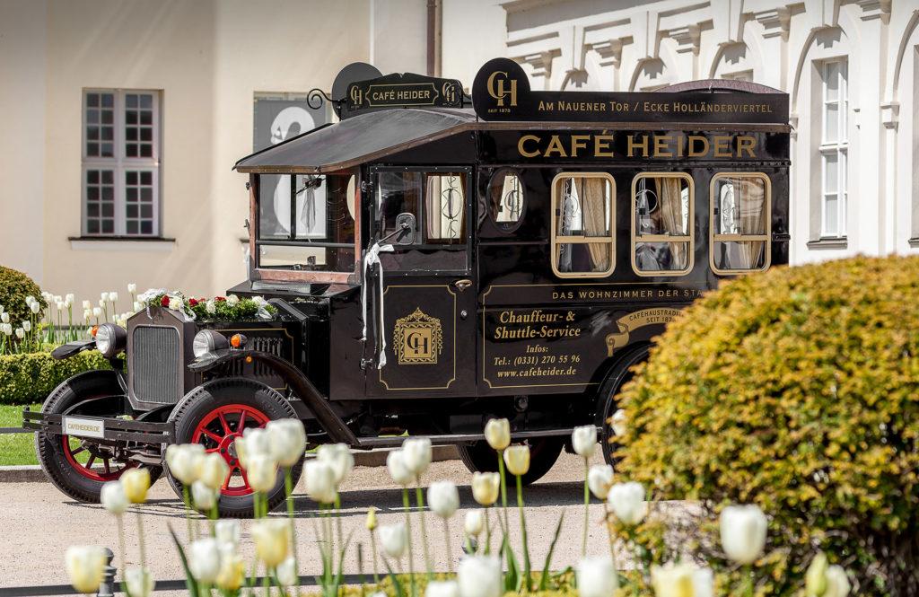 Der Café Heider Oldtimer als unser heutiges Fotomodell im Schlosspark Köpenick.